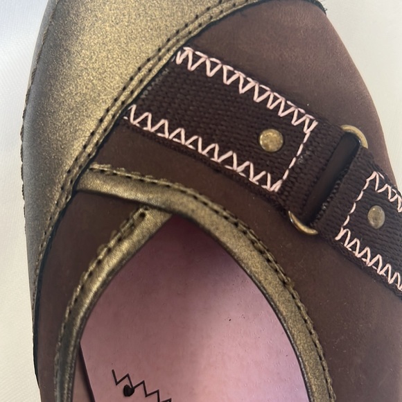 Umi | Size 4 Girls (US) Brown and Pink Heart Flats - Picture 12 of 13